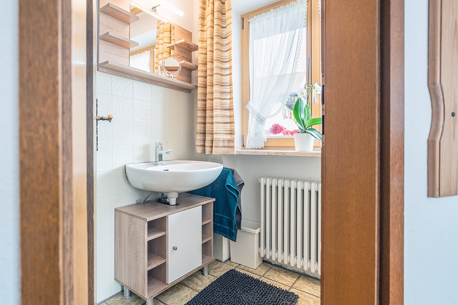 Waschbecken/ WC Doppelzimmer Wannenkopf